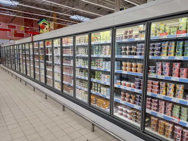 Rusia San Petersburgo 2021 Estantes Con Productos Lácteos Supermercado —  Fotos de Stock