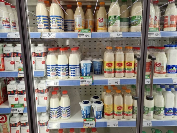 Rusia San Petersburgo 2021 Estantes Con Productos Lácteos Supermercado —  Fotos de Stock