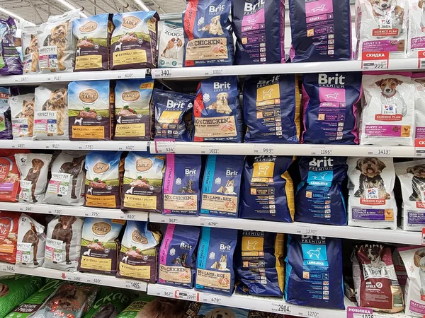 Rusia San Petersburgo 2021 Paquetes Con Alimentos Para Mascotas Supermercado — Foto de Stock