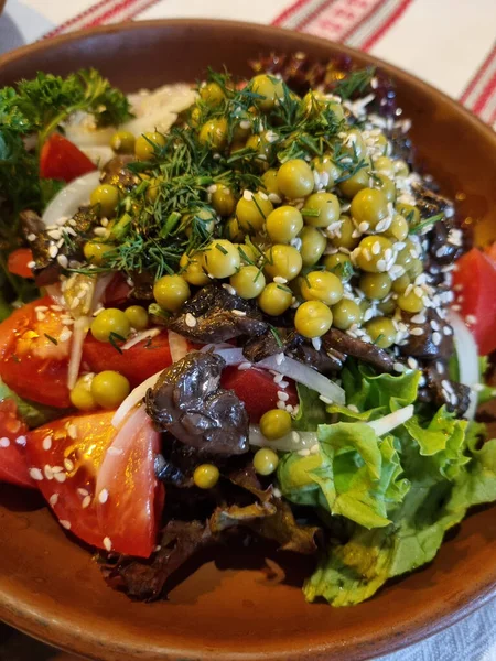 Salat Mit Tomaten Und Grünen Erbsen Auf Einem Keramikteller — Stockfoto