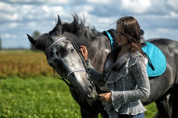 Dívka s šedý kůň — Stock fotografie