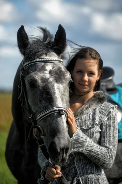 Dívka s šedý kůň — Stock fotografie