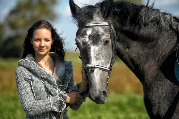 Chica con un caballo gris — Foto de Stock