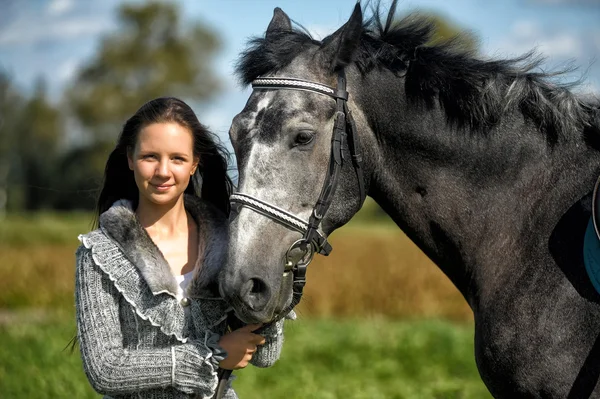 Fille avec un cheval gris — Photo