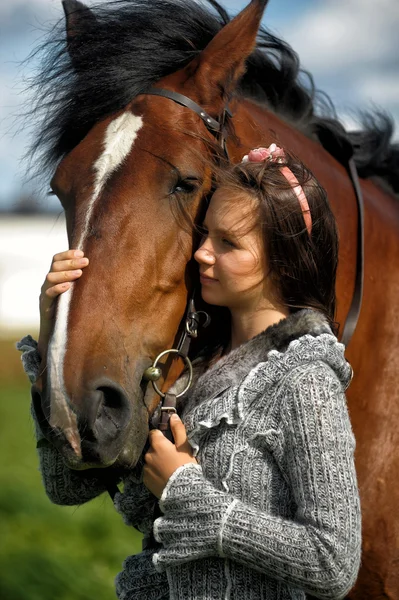 Mooie tiener meisje met het bruin paard — Stockfoto