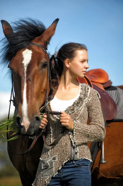 Menina adolescente bonita com o cavalo marrom — Fotografia de Stock