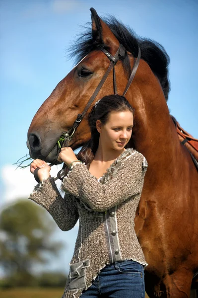 Belle jeune fille adolescente avec le cheval brun — Photo