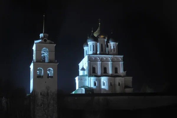 Pskov kremlin bei Nacht — Stockfoto