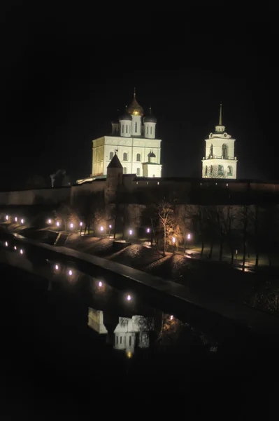 Псковский Кремль ночью — стоковое фото