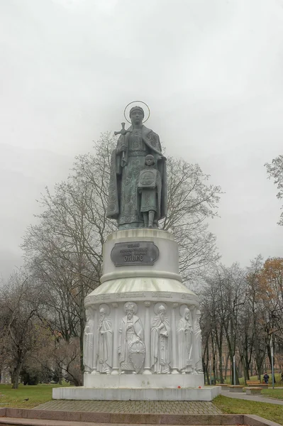 Denkmal für die heilige Prinzessin Olga. pskow. Russland. — Stockfoto