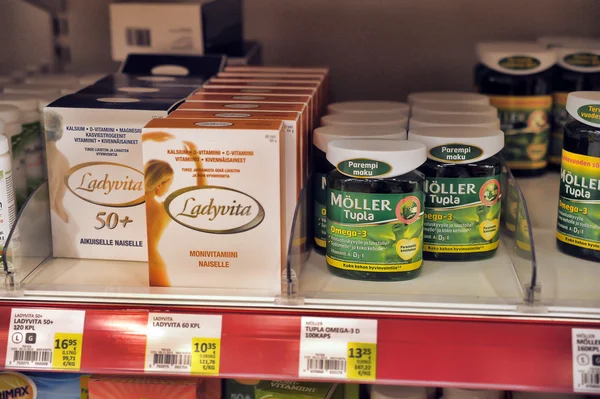 Vitaminas nas prateleiras dos supermercados — Fotografia de Stock