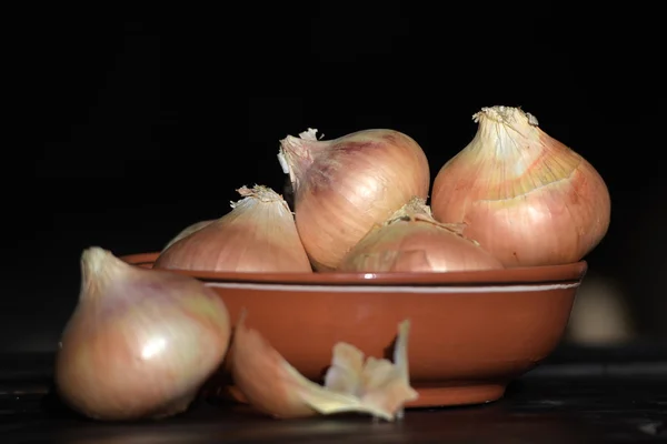 Cibule v misce na stůl — Stock fotografie