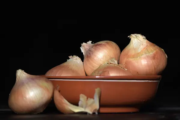 Cibule v misce na stůl — Stock fotografie