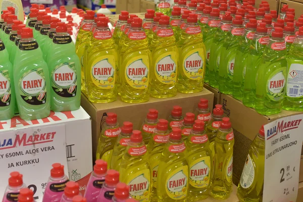 Lavavajillas líquido en las latas en el supermercado, Finlandia . — Foto de Stock