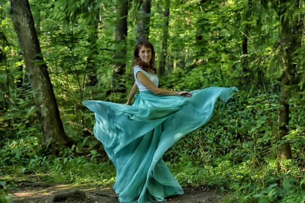 ファッションドレスで踊る女性 生地の布風に揺れる — ストック写真