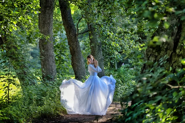 Mulher com vestido branco voando — Fotografia de Stock