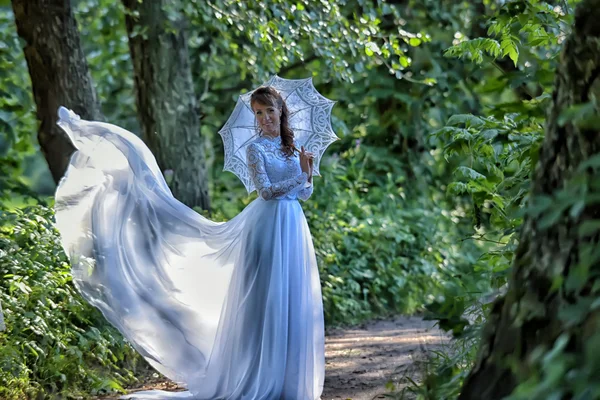 Frau mit weißem Kleid fliegt — Stockfoto