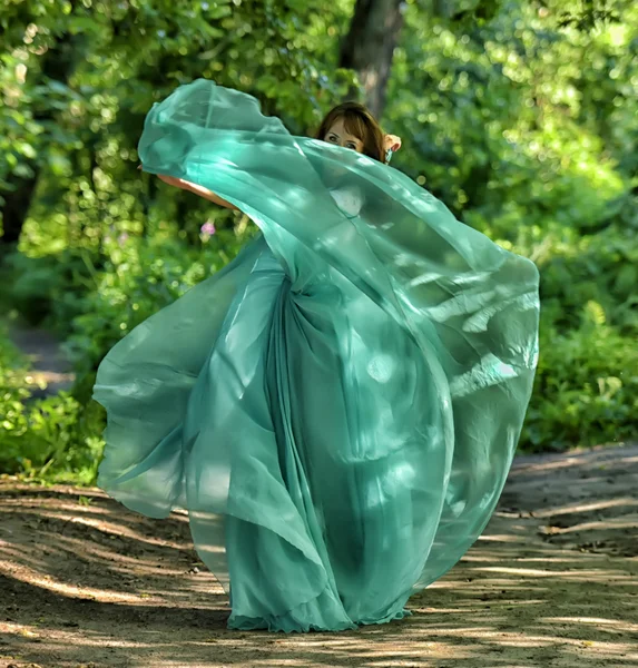 Mulher de beleza com vestido voando — Fotografia de Stock