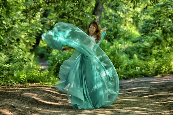 Mulher de beleza com vestido voando — Fotografia de Stock