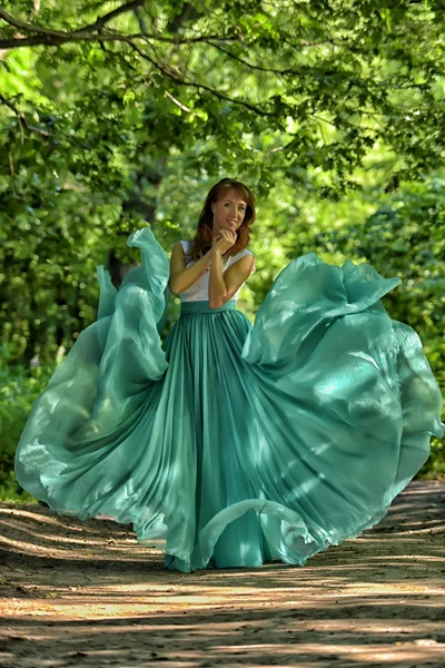 Belleza mujer con vestido volando — Foto de Stock