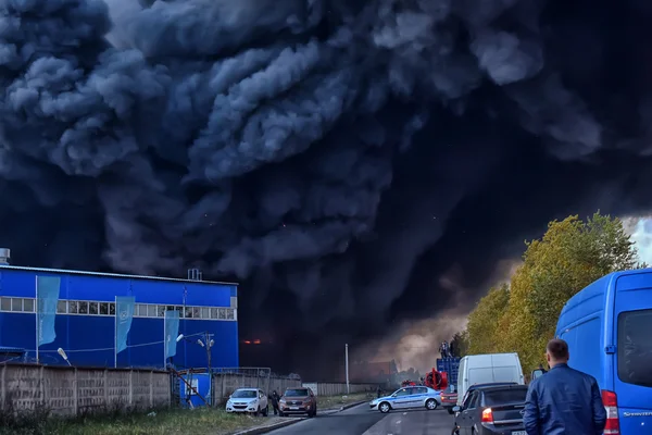 Огромный пожар в промышленной зоне — стоковое фото