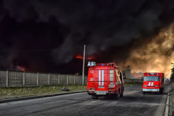 Een enorme brand in de industriezone — Stockfoto