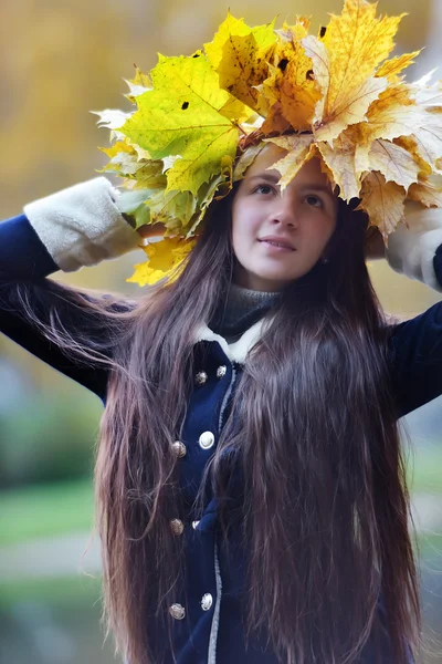 Dívka s věnec podzimní listí na hlavu — Stock fotografie