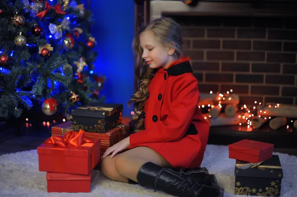 クリスマスに赤いコートの女の子 — ストック写真