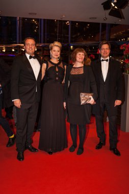 Anne Gry Henningsen, Thomas Vinterberg, üçgen Dyrholm ve Niclas Bendixen