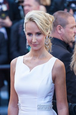 ' From Land Of The Moon' prömiyeri