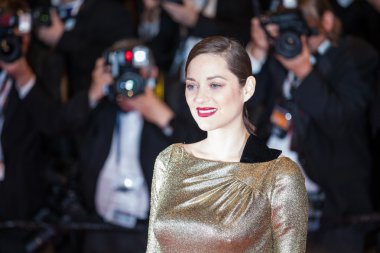 ' From Land Of The Moon' prömiyeri