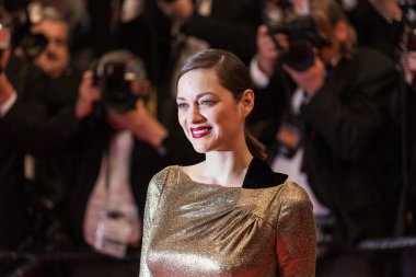 ' From Land Of The Moon' prömiyeri