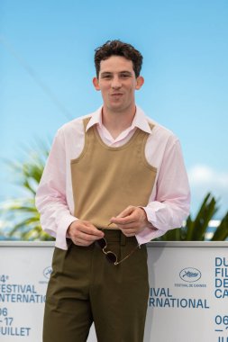 Josh O 'Connor, 10 Temmuz 2021' de düzenlenen 74. Cannes Film Festivali sırasında 