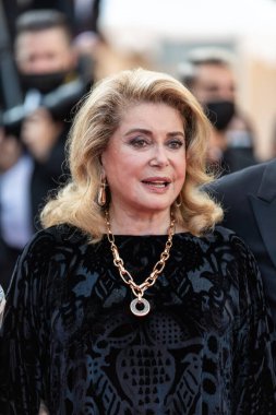 CANNES, FRANCE - 10 Temmuz 2021: Catherine Deneuve, 74. Cannes Film Festivali 'nde 
