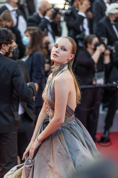 Cannes Frankrike Juli 2021 Polina Pushkareva Deltar Utställningen Son Vivant — Stockfoto