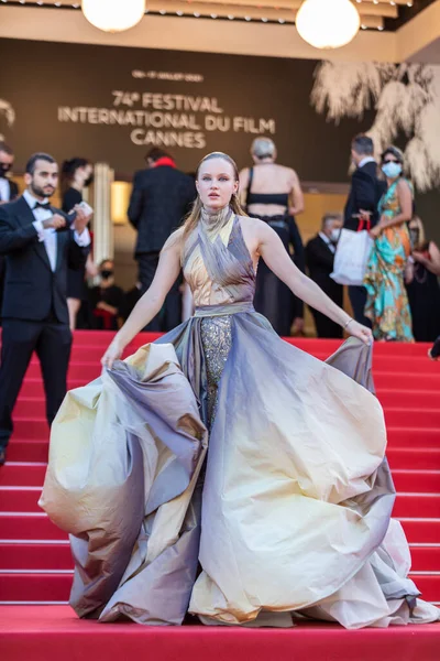 Cannes Frankrike Juli 2021 Polina Pushkareva Deltar Utställningen Son Vivant — Stockfoto