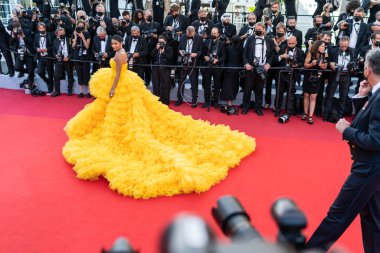 Cannes Film Festivali 'nin 74' üncü sayısında Cannes Film Festivali 'nin açılış töreni ve gösterimi için Hindistan doğumlu ve Dubai merkezli moda ve güzellik uzmanı Farhana Bodi geliyor. 