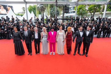 CANNES, FRANCE - 6 Temmuz 2021: Spike Lee, Song Kang-Ho, Maggie Gyllenhaal, Melanie Laurent, Mylene Farmer, Tahar Rahim, Jessica Hausner, Kleber Mendonca Filho ve Mati Diop 