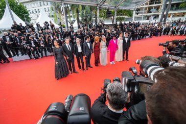 CANNES, FRANCE - 6 Temmuz 2021: Spike Lee, Song Kang-Ho, Maggie Gyllenhaal, Melanie Laurent, Mylene Farmer, Tahar Rahim, Jessica Hausner, Kleber Mendonca Filho ve Mati Diop 