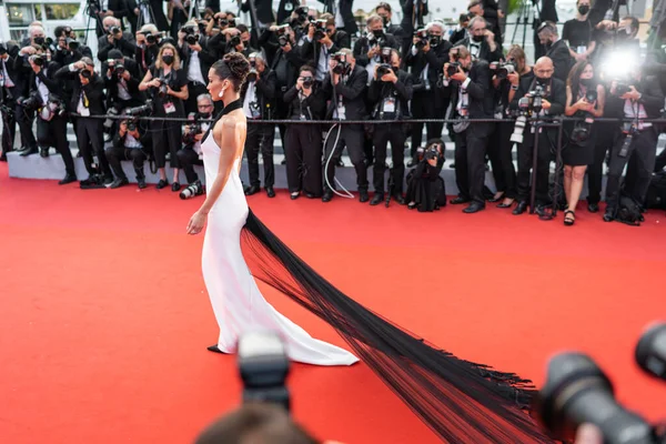 フランス カンヌ国際映画祭 2021年7月6日 アメリカのモデル ハディドがカンヌ国際映画祭第74回版でオープニングセレモニーと映画 アネット の上映に登場 — ストック写真