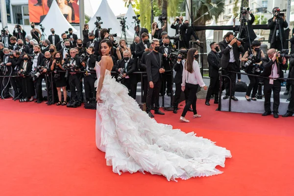 フランス カンヌ国際映画祭2021年7月6日 第74回カンヌ国際映画祭の アネット 上映会とオープニングセレモニーに白いドレスのゲストが出席 — ストック写真