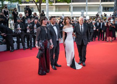 CANNES, FRANCE - 7 Temmuz 2021: Fransız aktör Andre Dussollier, Fransız aktris Sophie Marceau, Fransız yönetmen Francois Ozon ve Fransız aktris Geraldine Pailhas, 