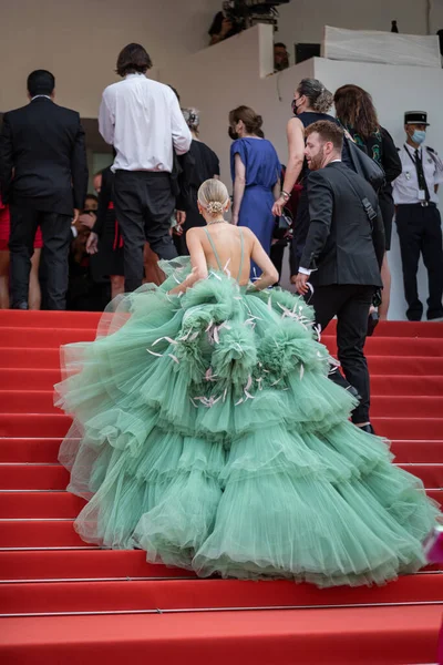 2021年7月7日フランス カンヌ国際映画祭第74回カンヌ国際映画祭 Tout Est Bien Passe 上映のために到着した 緑の妖精のドレス姿のドイツ人ファッション界の影響力者 レオニー ハンネ — ストック写真