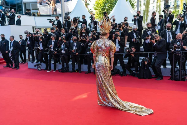Cannes Film Festivali 'nin 74. sayısında Lena Lenina, 