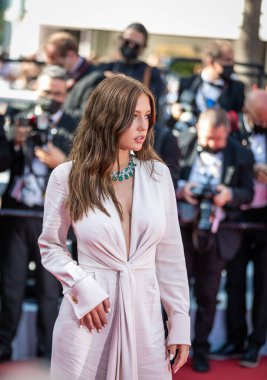 CANNES, FRANCE - 09 Temmuz 2021: Cannes, FRANCE - 10 Temmuz 2021: Adle Exarchopoulos, 74. Cannes Film Festivali 'nde düzenlenen 