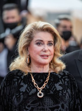 CANNES, FRANCE - 10 Temmuz 2021: Catherine Deneuve, 74. Cannes Film Festivali 'nde 