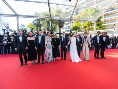 CANNES, FRANCE - 10 Temmuz 2021: Lou Lampros, Oscar Morgan, Melissa George, Cecile de France, Benoit Magimel, Emmanuelle Bercot, Catherine Deneuve, Gabriel Sara, Cannes Film Festivali 'nin 74 yıllık gösterimine katıldı.