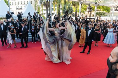 CANNES, FRANCE - 10 Temmuz 2021: Polina Pushkareva 74. Cannes Film Festivali 'nde 