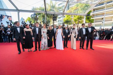 CANNES, FRANCE - 10 Temmuz 2021: Lou Lampros, Oscar Morgan, Melissa George, Cecile de France, Benoit Magimel, Emmanuelle Bercot, Catherine Deneuve, Gabriel Sara, Cannes Film Festivali 'nin 74 yıllık gösterimine katıldı.