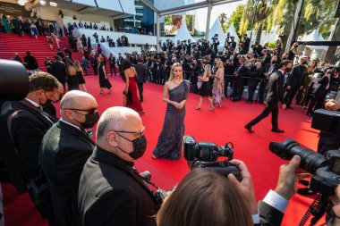 CANES, FRANCE - 09 Temmuz 2021: Rus etkisinde Nataly Osmann, 